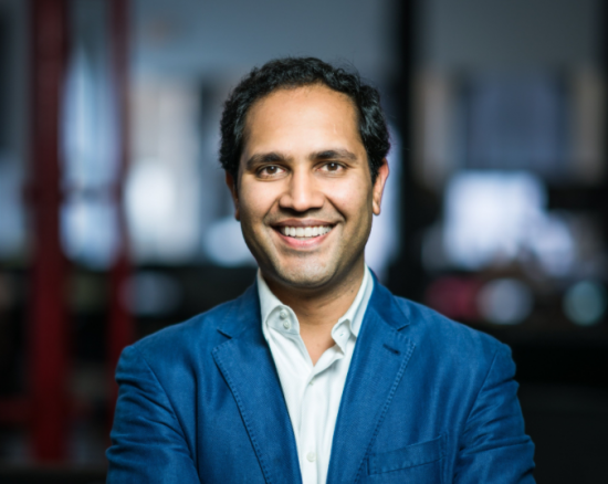 Τον θυμάστε; Απέλυσε 900 άτομα πριν τα Χριστούγεννα και τώρα επιστρέφει