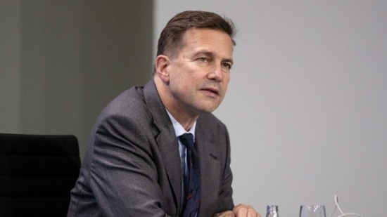 Στέφεν Ζάιμπερτ: Τέλος εποχής για τη «σκιά» της Άνγκελα Μέρκελ