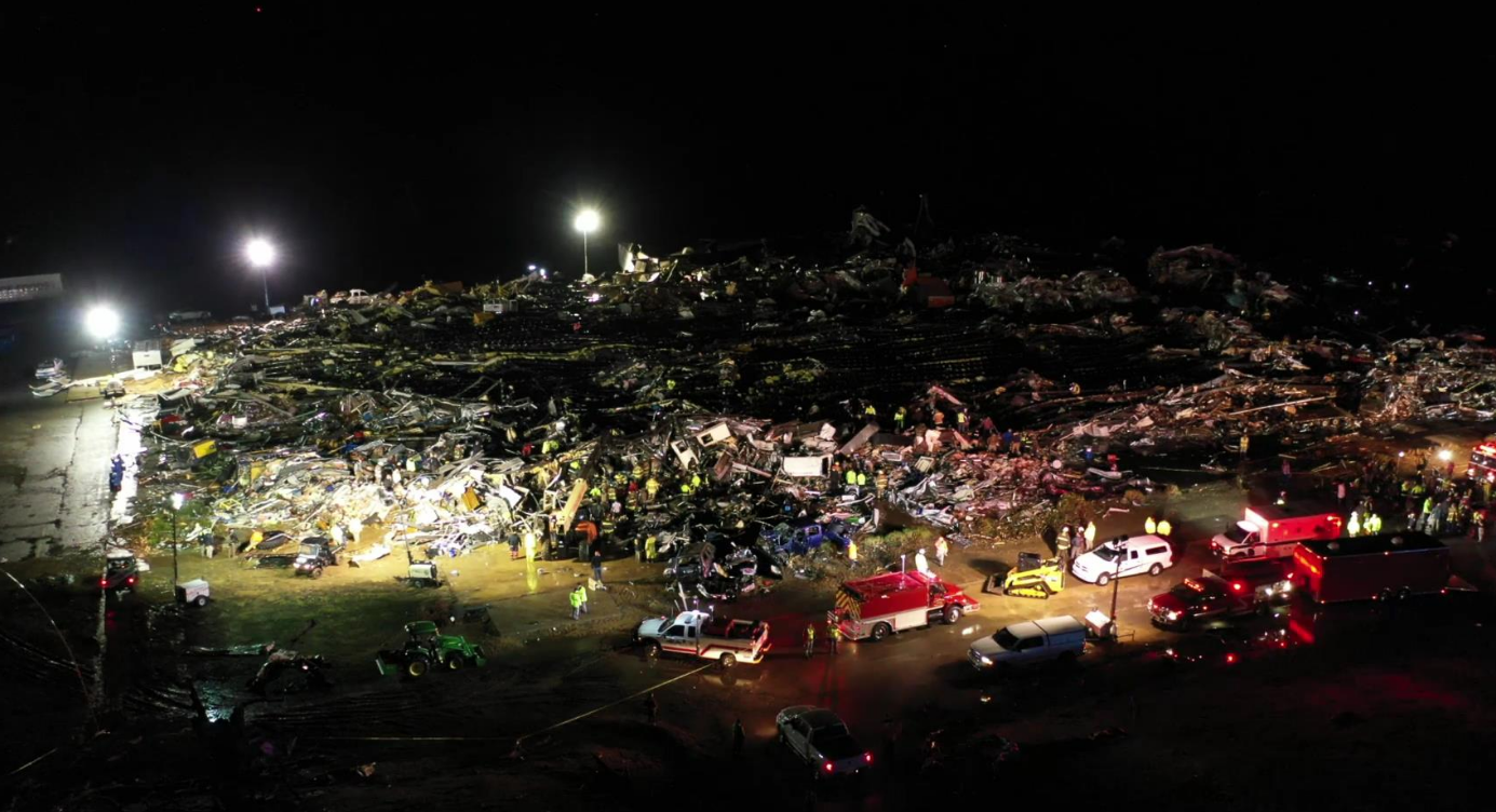 Kεντάκι: Τουλάχιστον 50 νεκροί από ανεμοστρόβιλο – Κατέρρευσε οροφή αποθήκης της Amazon