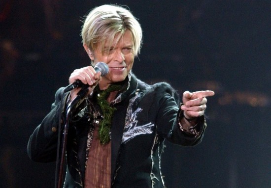 Ηνωμένο Βασίλειο: Ο David Bowie έχει τις περισσότερες πωλήσεις δίσκων τον 21ο αιώνα (tweets+pics)