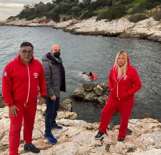 ΥΠΕΝ: Συνεχίζονται οι προσπάθειες διάσωσης της φάλαινας που ξεβράστηκε σε παραλία του Αλίμου