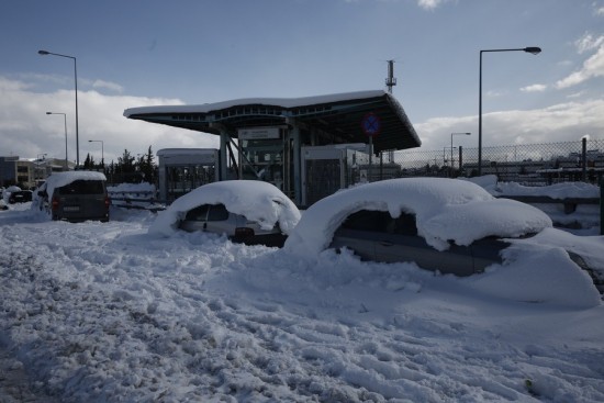 Αττική Οδός: Συνεχίζεται ο απεγκλωβισμός – Πού παραλαμβάνουν τα Ι.Χ. τους όσοι οδηγοί τα άφησαν στον δρόμο
