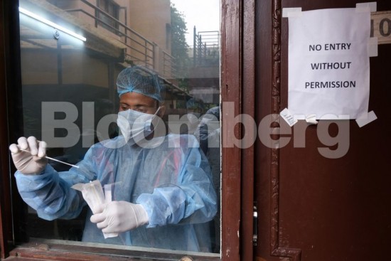 Νέα μελέτη: Η επικράτηση της μετάλλαξης Όμικρον και η αρχή του τέλους της πανδημίας