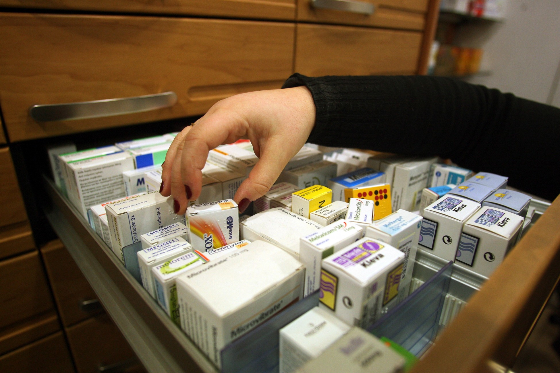 Ελλείψεις στα φάρμακα: Οι φαρμακοβιομηχανίες δεσμεύονται για 24ωρη λειτουργία των εργοστασίων
