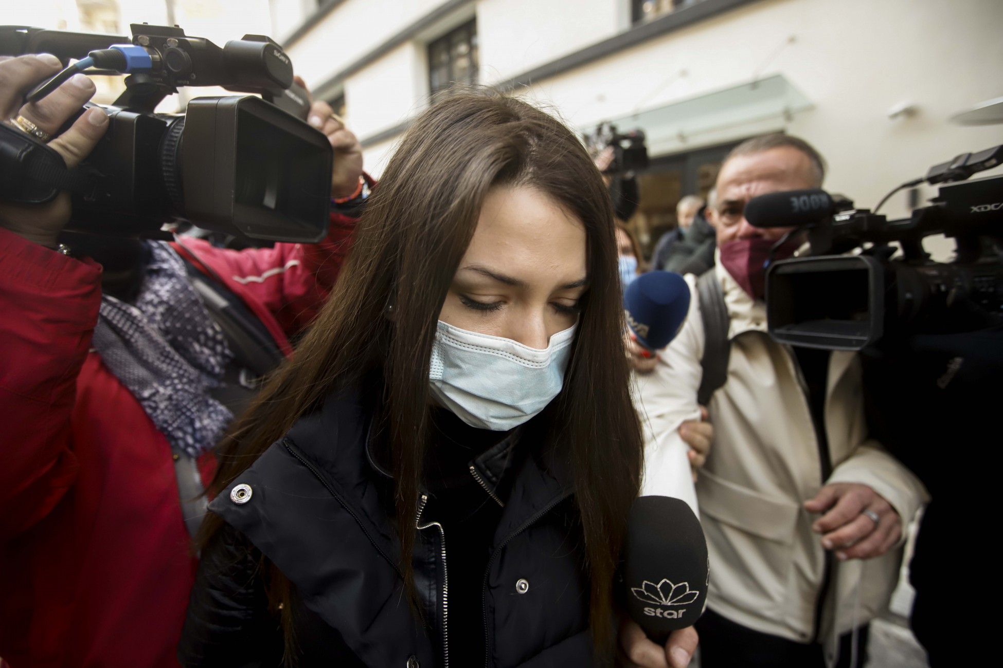 Υπόθεση βιασμού στη Θεσσαλονίκη: Στο τμήμα η 24χρονη – «Το μόνο που θέλω είναι να βρω το δίκιο μου» (vid)