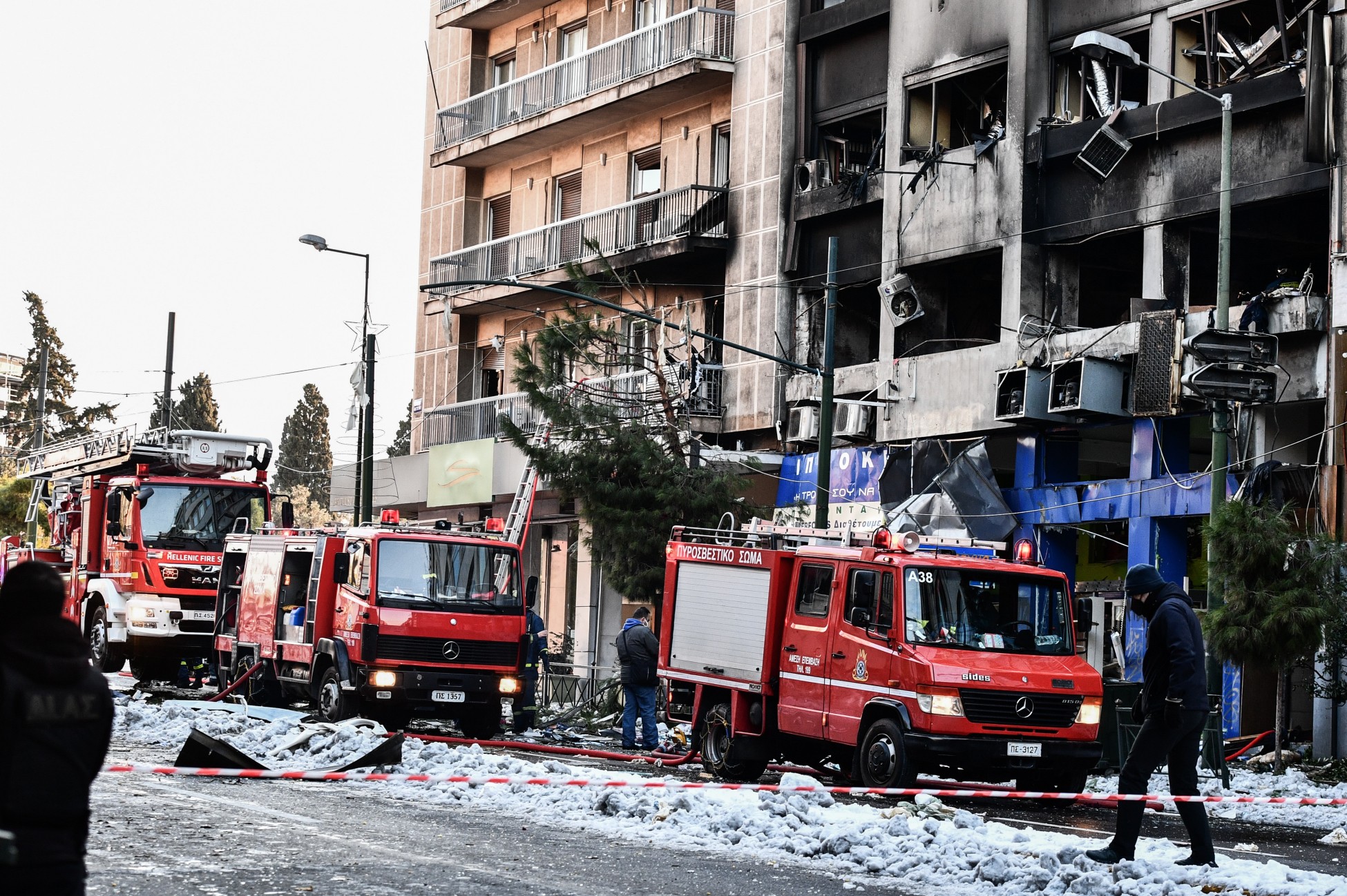Έκρηξη στη Συγγρού: Βομβαρδισμένο τοπίο η περιοχή – Διαρροή αερίου το πιο πιθανό σενάριο