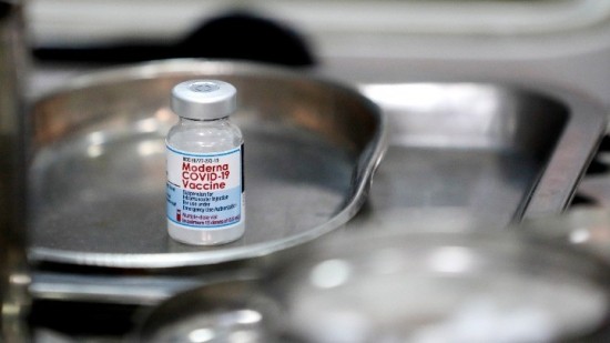 Moderna: Πλήρης έγκριση στις ΗΠΑ για το εμβόλιο κατά του κορωνοϊού στους άνω των 18 ετών