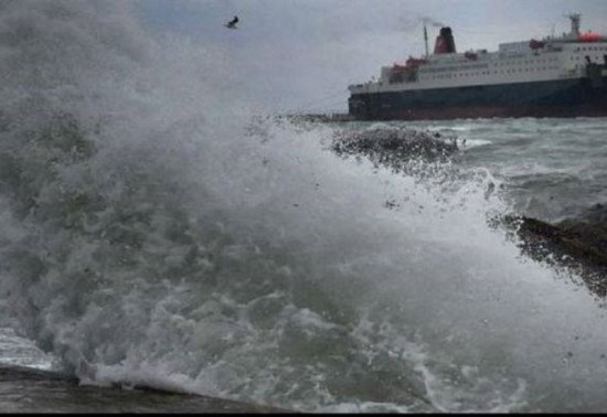Συνεχίζονται τα προβλήματα στα ακτοπλοϊκά δρομολόγια – Σε ισχύ το απαγορευτικό σε Πειραιά, Ραφήνα, Λαύριο