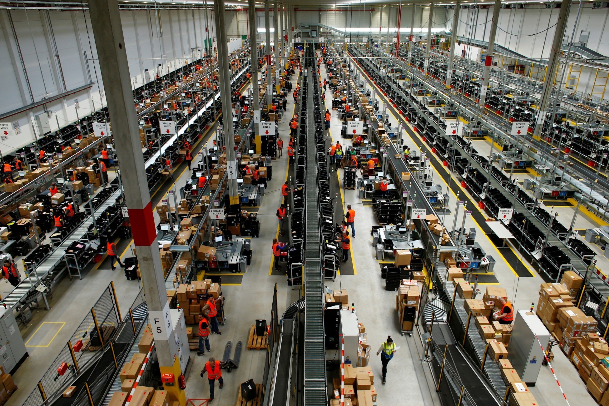 Amazon: Ερχονται αυξήσεις μισθών και σχέδια για προσλήψεις 15.000 εποχικών εργαζομένων