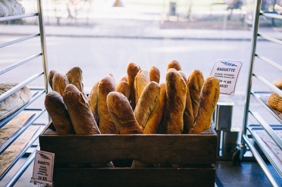 Γαλλία: Μαίνεται ο «πόλεμος της μπαγκέτας» – Διαμάχη για την τιμή στο ψωμί