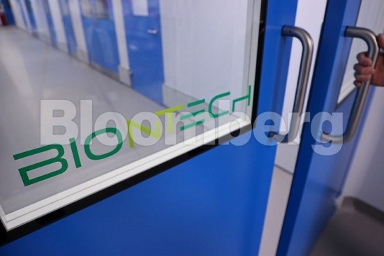 Pfizer/BioNTech: Συνεργάζονται για το τρίτο εμβόλιο mRNA