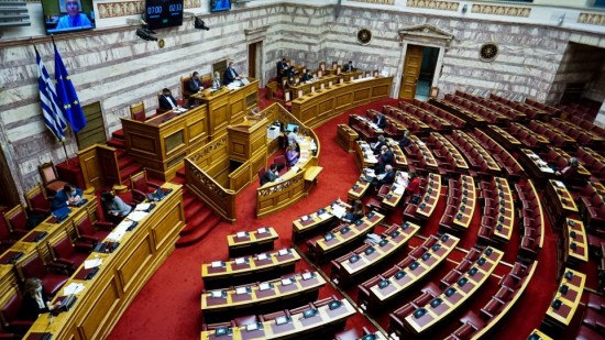 Πρόταση μομφής: Με έντονη αντιπαράθεση ξεκίνησε η συζήτηση στη Βουλή – Αύριο η «μάχη» των πολιτικών αρχηγών