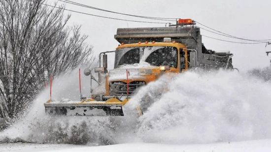 Δήμος Αθηναίων: Ολοκληρώθηκε ο εκχιονισμός των δρόμων – Άρχισε ο καθαρισμός σε πλατείες
