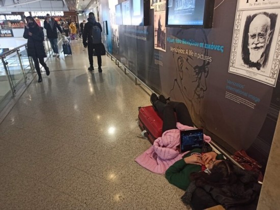 Κακοκαιρία: Εκατοντάδες εγκλωβισμένοι στο αεροδρόμιο και στο Sofitel (vid)