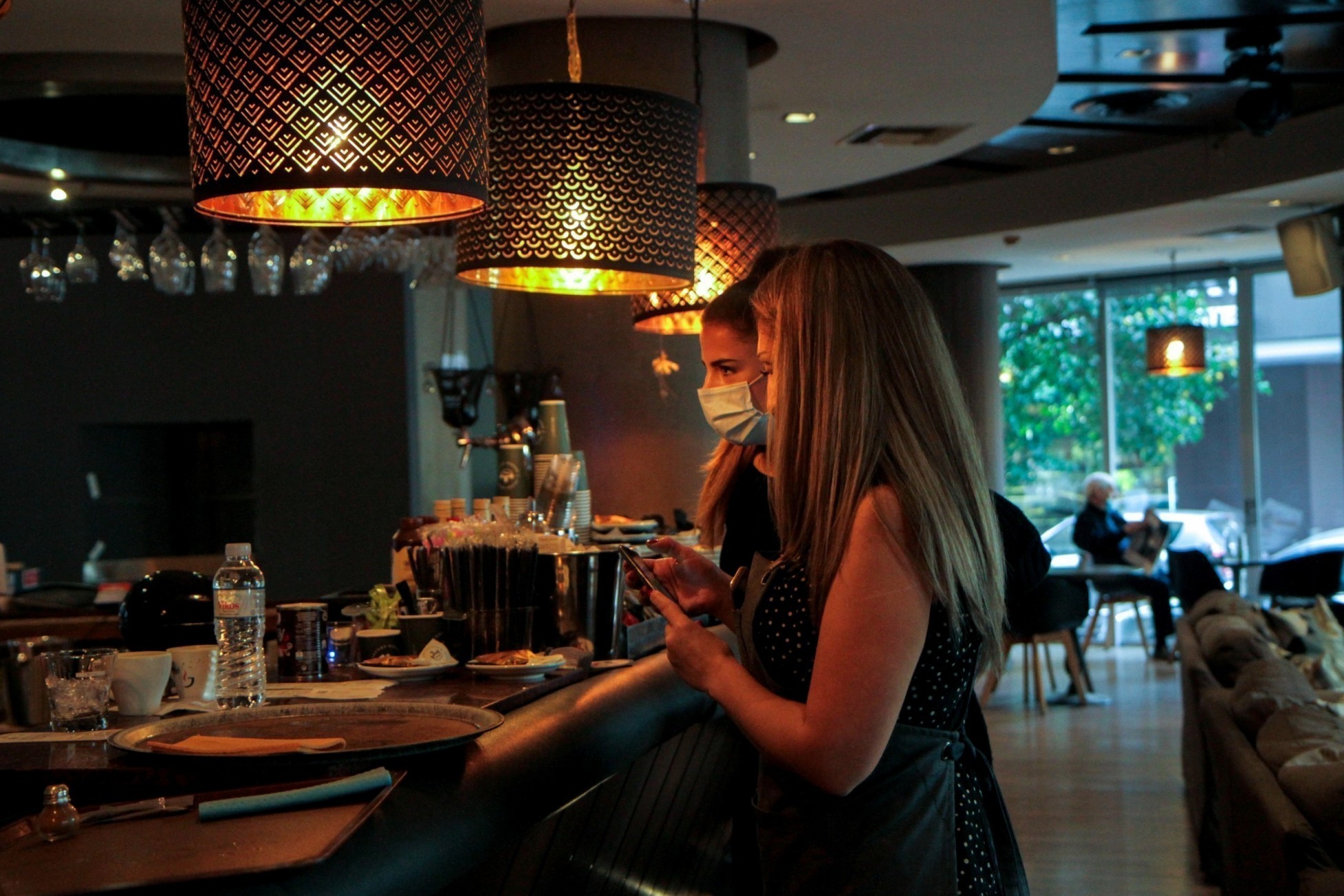 Μερική άρση μέτρων: Τι αλλάζει από σήμερα σε εστίαση και διασκέδαση