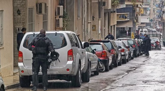 Κυψέλη: Σύλληψη άνδρα που βγήκε από το διαμέρισμά του και άρχισε να πυροβολεί