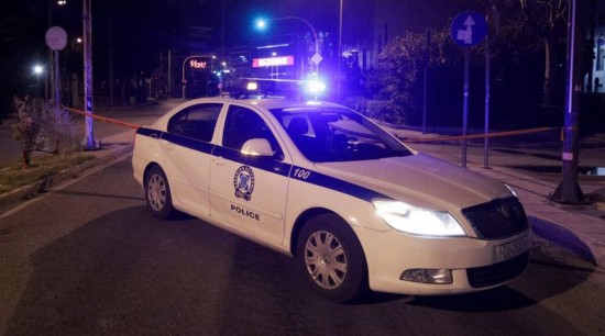 Μοναστηράκι: Άγνωστοι έκαψαν περιπολικό – Τραυματίστηκαν δύο αστυνομικοί