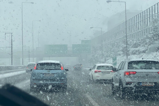 Αττική Οδός: Πού εντοπίζονται τα προβλήματα – Στο δρόμο 35 εκχιονιστικά μηχανήματα