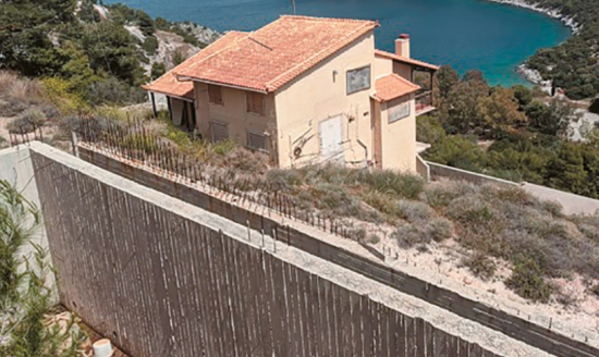 Πέτρος Φιλιππίδης: Σε αναστολή το σφυρί για το σπίτι του στο Σοφικό