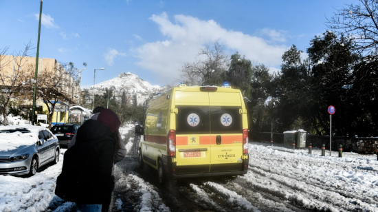 Κακοκαιρία Ελπίς: Το ΕΚΑΒ μετέφερε 5 ασθενείς από την Αττική Οδό στα νοσοκομεία (vid)