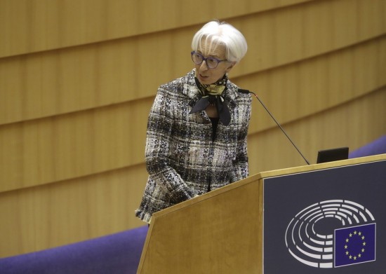 Φόροι στα καύσιμα: Θετική στη μείωση του ειδικού φόρου η Κριστίν Λαγκάρντ