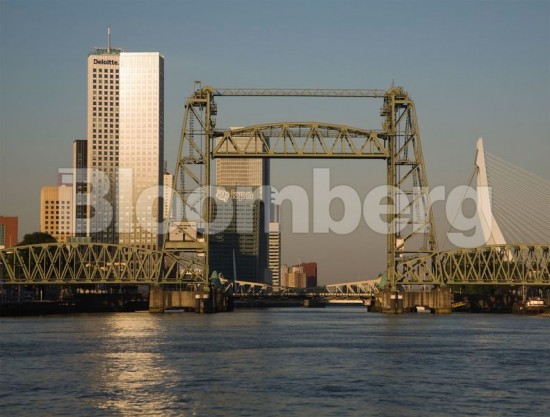 Τζεφ Μπέζος: Θα διαλυθεί γέφυρα στο Ρότερνταμ για να περάσει το νέο του σκάφος – Σφοδρές αντιδράσεις