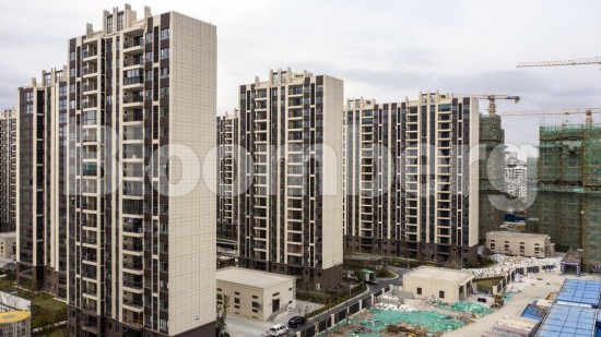 Η Κίνα προσπαθεί να «ξεφουσκώσει» την αγορά ακινήτων με ένα επικίνδυνο οικονομικό πείραμα