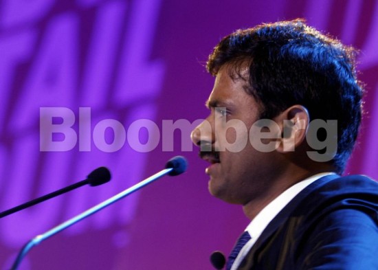 Ινδός τραπεζίτης χαρίζει μετοχές $500.000 στον σοφέρ και τους βοηθούς του