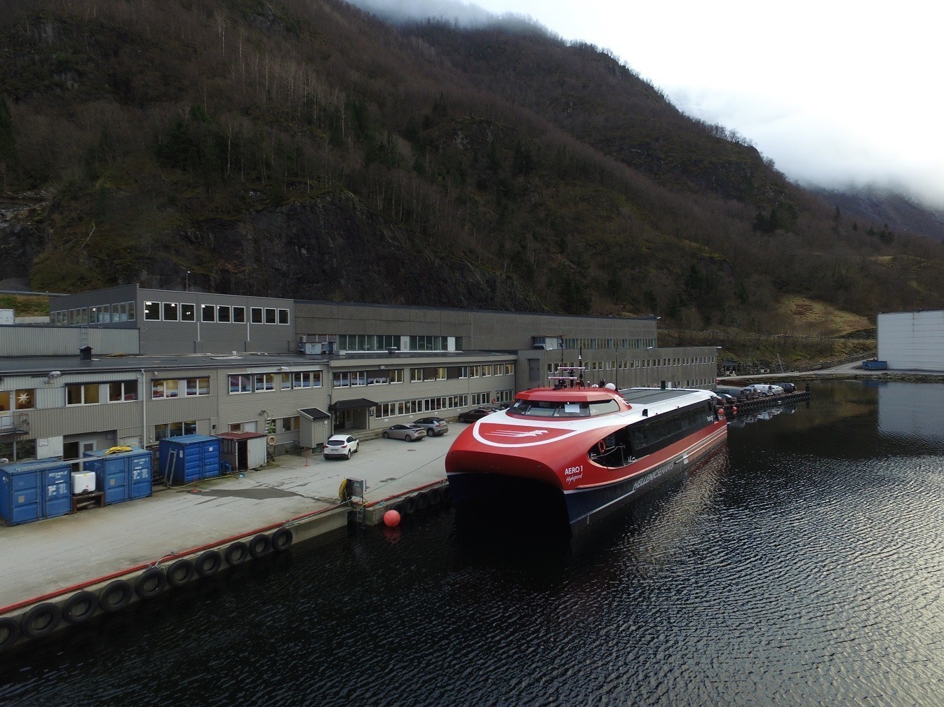 Το νεότευκτο catamaran AERO 1 της Attica Group έπεσε στο νερό (pics)