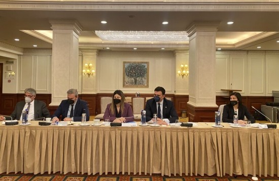 Κικίλιας προς περιφερειάρχες: Ενώνουμε δυνάμεις για να επιστρέψει η ευημερία στη μέση ελληνική οικογένεια