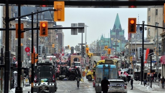 Οτάβα: Σε απόγνωση οι πολίτες από τον θόρυβο – Παραμένουν στο κέντρο τα φορτηγά