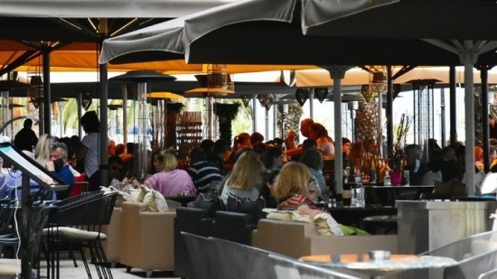 ΕΛΣΤΑΤ: «Άλμα» 51,8% του τζίρου σε καταλύματα και εστίαση το 2022 – Η εικόνα ανά περιφέρεια