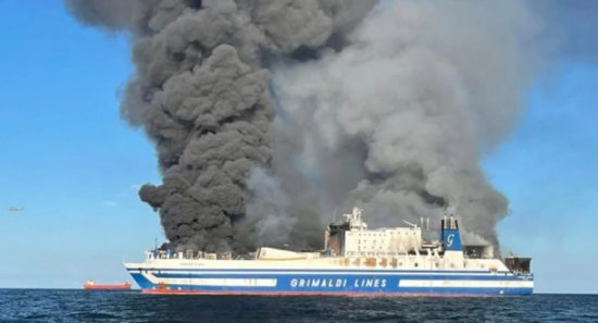 Στο λιμάνι του Αστακού ρυμουλκείται το Euroferry Olympia μετά από αίτημα της Πυροσβεστικής