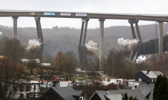 Γερμανία: Απίστευτη ανατίναξη γέφυρας μήκους 500 μέτρων στην Autobahn (vid)