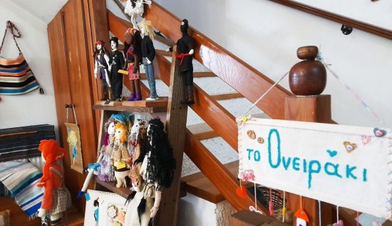 Κερκίνη: Μια μικρή οικοτεχνία φτιάχνει ακόμα χειροποίητες κούκλες