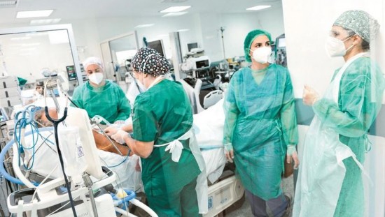 Κορωνοϊός: Επιμένουν οι «σκληροί δείκτες» παρά τα εμβόλια και τα φάρμακα