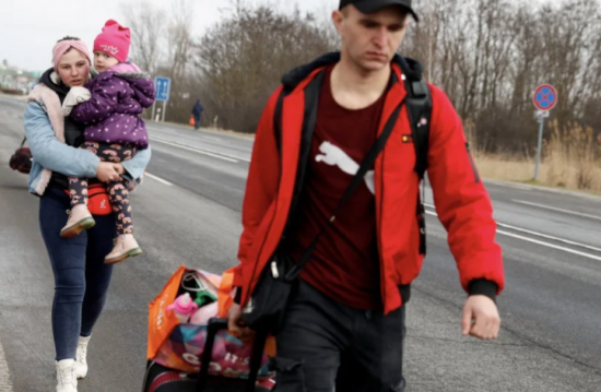Περισσότεροι από 100.000 Ουκρανοί έφτασαν στην Πολωνία από την Πέμπτη