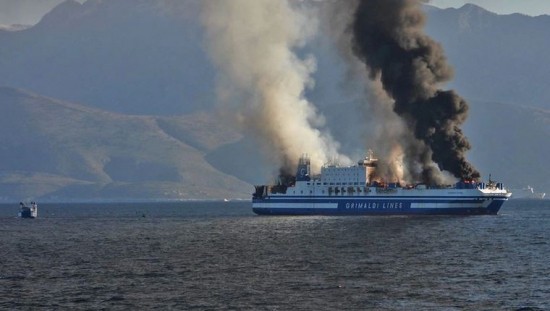 Φωτιά στο Euroferry Olympia: Αποστολή της ΕΜΑΚ για τη διάσωση εγκλωβισμένων – 12 αγνοούμενοι  (vids) (upd)