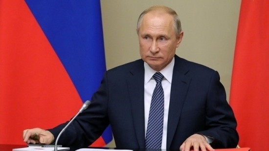 Reuters: Τηλεφωνική επικοινωνία Πούτιν – Μπένετ για τον πόλεμο στην Ουκρανία