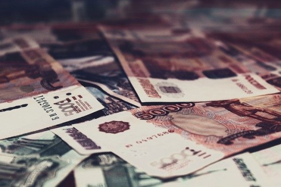 Ρωσία – χρηματιστήριο: Βουτιά για τους δείκτες με φόντο την Ουκρανία – Υποχωρεί το ρούβλι