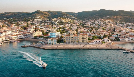 Οι Σπέτσες και το Poseidonion Grand Hotel στο Netflix – Δείτε το teaser με τον Daniel Craig στην Ελλάδα (vid)