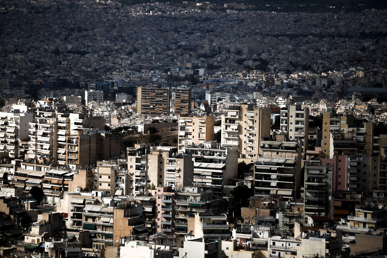 Αρνητική πρωτιά για τους Έλληνες: Το 1/3 δαπανά τουλάχιστον το 40% του εισοδήματος σε έξοδα στέγασης