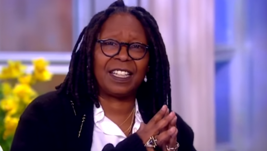 Γούπι Γκόλντμπεργκ: Απομακρύνθηκε προσωρινά από το «The View» για τα σχόλιά της για το Ολοκαύτωμα