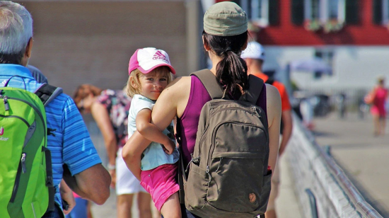 «Νταντάδες της Γειτονιάς»: Πότε ξεκινά το πρόγραμμα – Ποιοι είναι οι δικαιούχοι