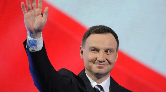 Πολωνία: Θρίλερ με το αεροπλάνο που μετέφερε τον Πολωνό πρόεδρο Αντρέι Ντούντα