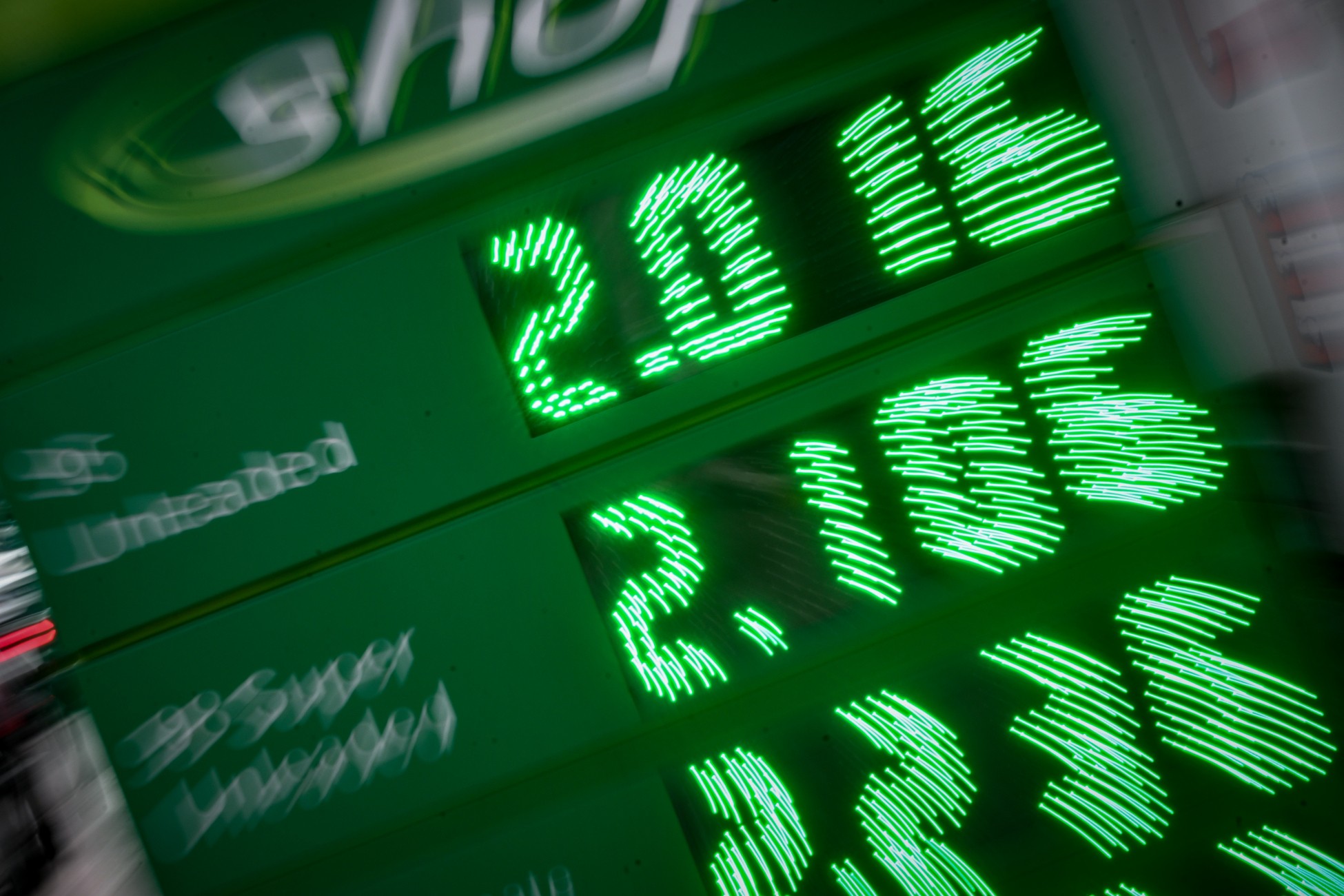 Ακρίβεια: Πόσο λιγότερο θα πληρώνουν οι πολίτες για βενζίνη – Έκπτωση έως 30% στο ρεύμα (vids)