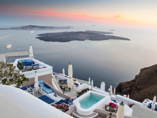 Financial Times: Ελλάδα και Τουρκία προτιμούν φέτος οι Βρετανοί τουρίστες για διακοπές