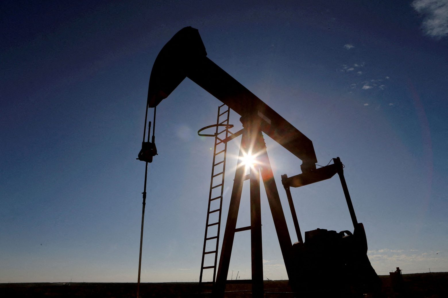 Το παράδοξο του πετρελαίου: Γιατί πέφτουν οι τιμές παρά τις ελλείψεις – Ένας γκουρού της ενέργειας εξηγεί