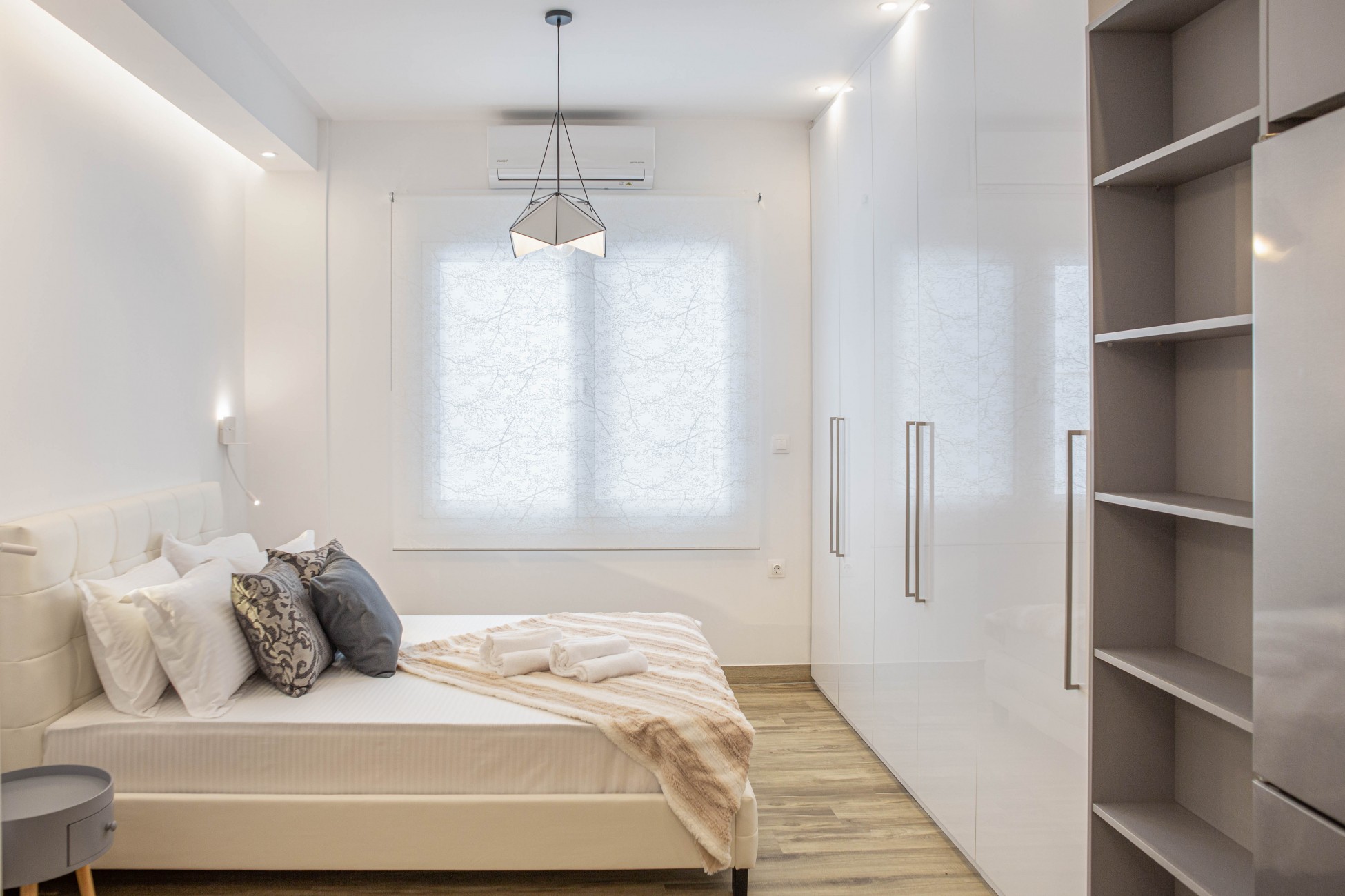 Δύο μικρά διαμερίσματα προς πώληση στο κέντρο της Αθήνας κι ένα εμπορικό στη Γλυφάδα