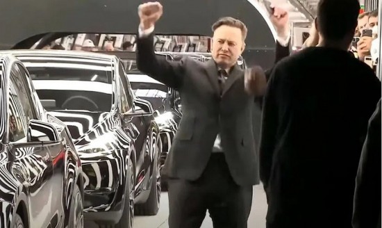 Έλον Μασκ: Γιατί το έριξε ξαφνικά στον… χορό (vid)